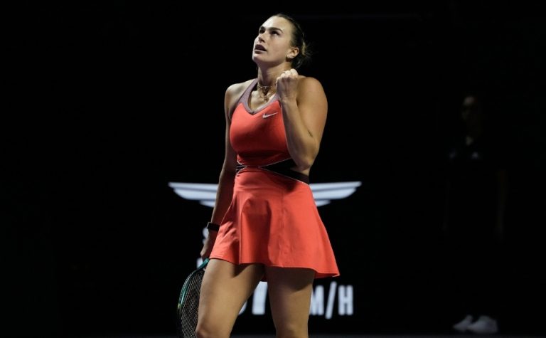 Sabalenka vence e desafia Rybakina na busca da inédita taça do WTA Finals