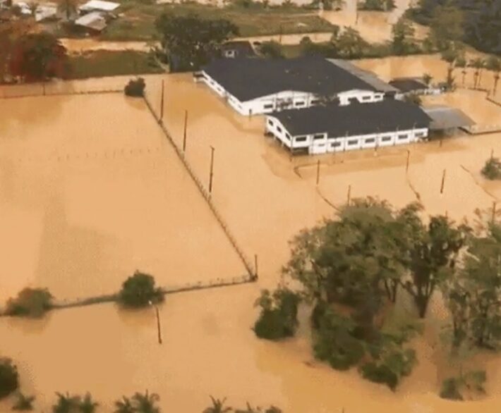 Seis cidades decretam estado de emergência após chuva causar destruição em SC
