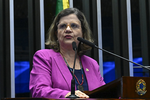 Senadora Teresa Leitão sofre queda no plenário do Senado e é socorrida