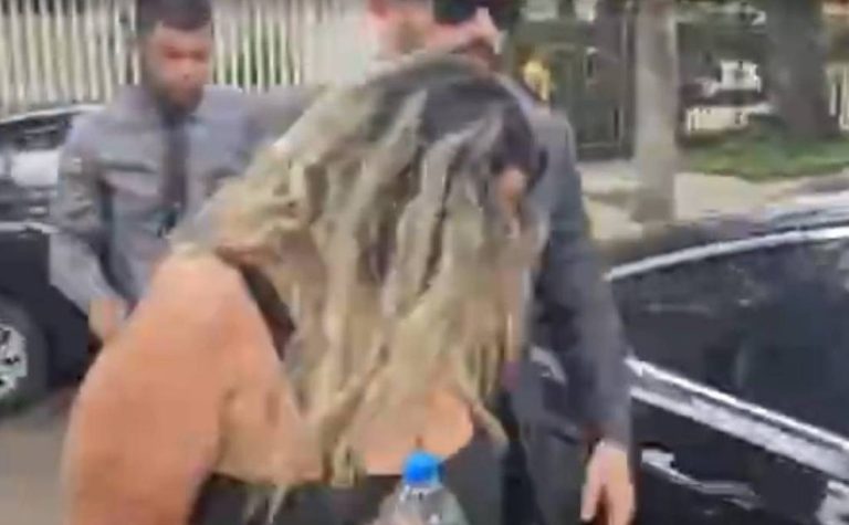 Suspeita de mandar matar mulher para obter guarda de criança se entrega à polícia