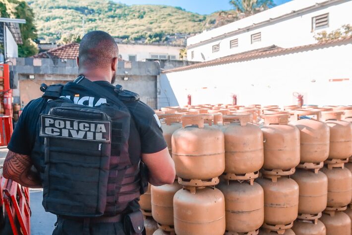 Traficantes do Comando Vermelho danificam rede de gás para vender botijões acima do valor no Rio