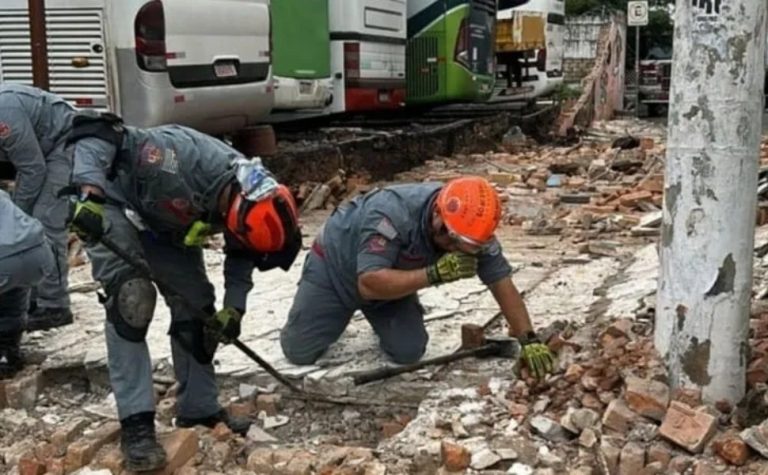 Três pessoas morrem após ônibus derrubar muro em estacionamento em São Paulo