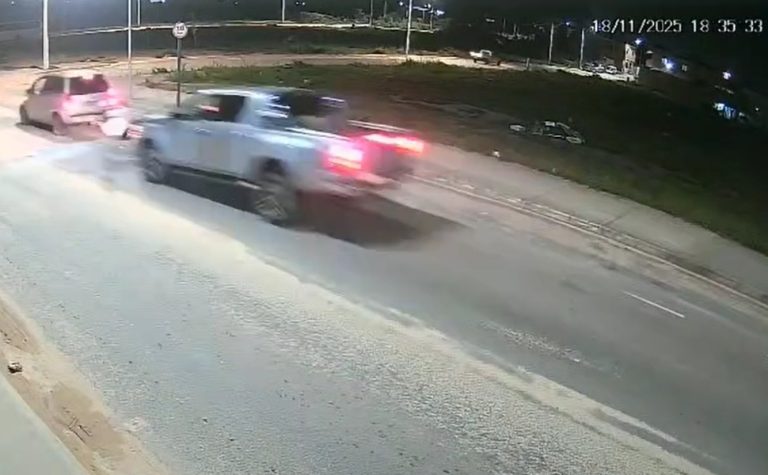 VÍDEO | Motorista bate em traseira de moto e é preso após recusar bafômetro no ES