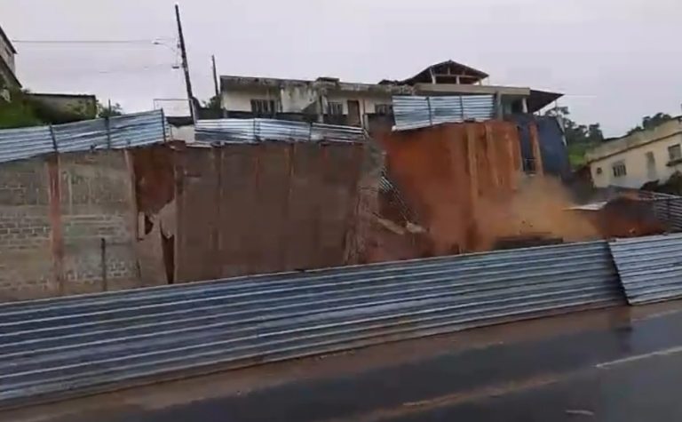 VÍDEO | Três casas são interditadas após muro desabar no Sul do ES