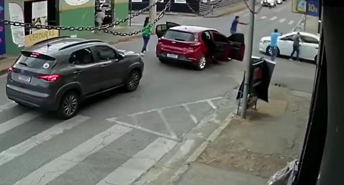 VÍDEO: Viatura descaracterizada, atenção de curiosos: como foi ação que prendeu sequestradores em MG