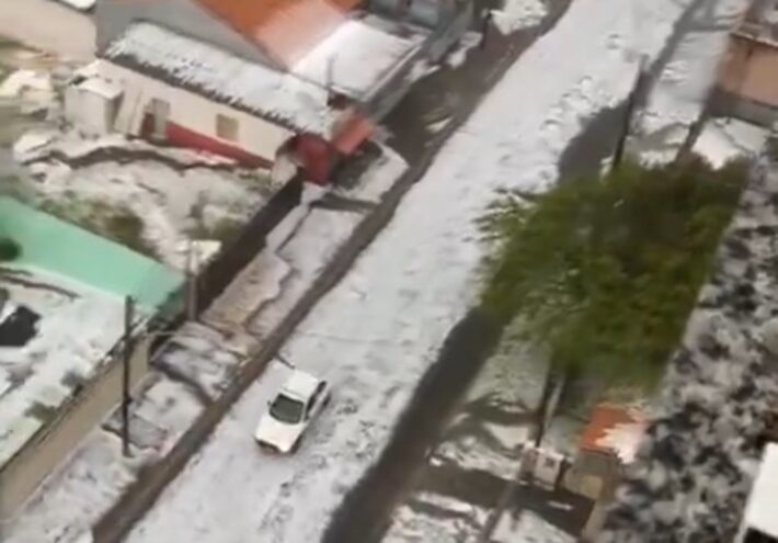 Vídeos: chuva de granizo em Ponta Grossa deixa ruas e telhados ‘cobertos de neve’