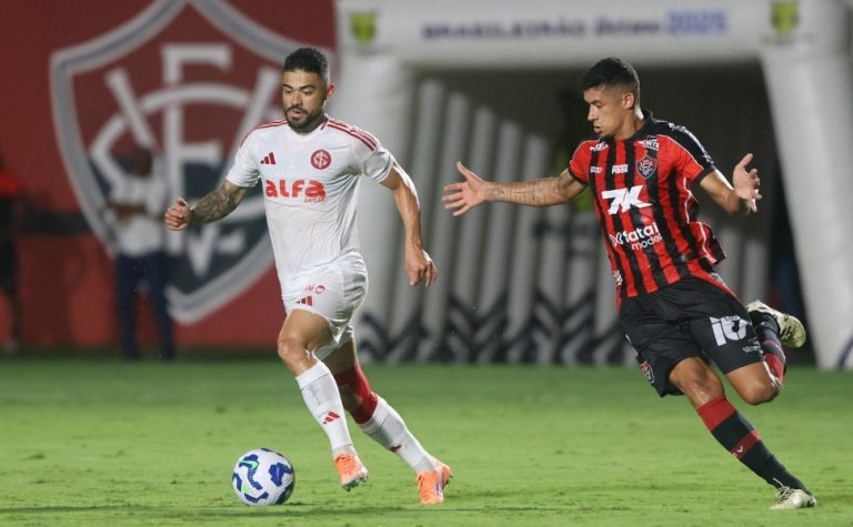 Vitória ganha duelo direto com o Inter e coloca Santos na zona de rebaixamento