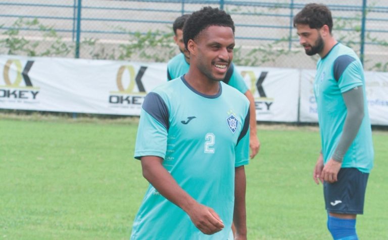 Vitória renova com laterais para a próxima temporada