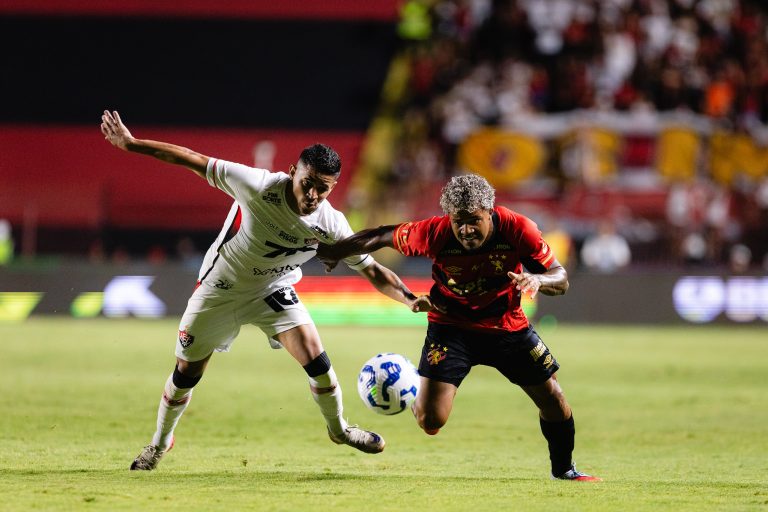 Vitória vence Sport e empurra o Santos para a zona do rebaixamento do Brasileirão
