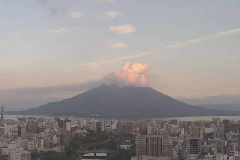 Vulcão entra em erupção, e voos são cancelados no Japão