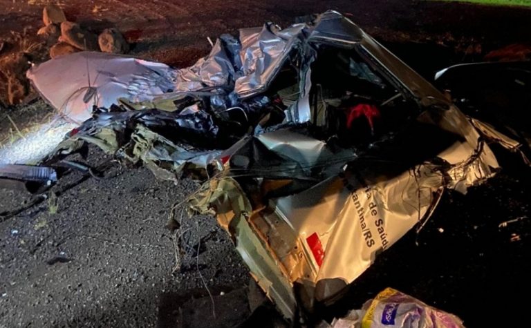 Acidente de caminhão e van com pacientes deixa cinco mortos em rodovia de RS