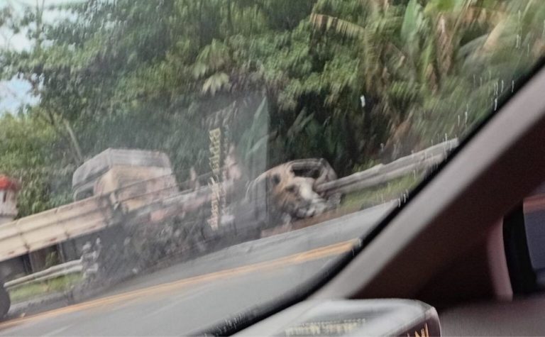 Acidente em rodovia deixa três feridos e provoca incêndio no ES