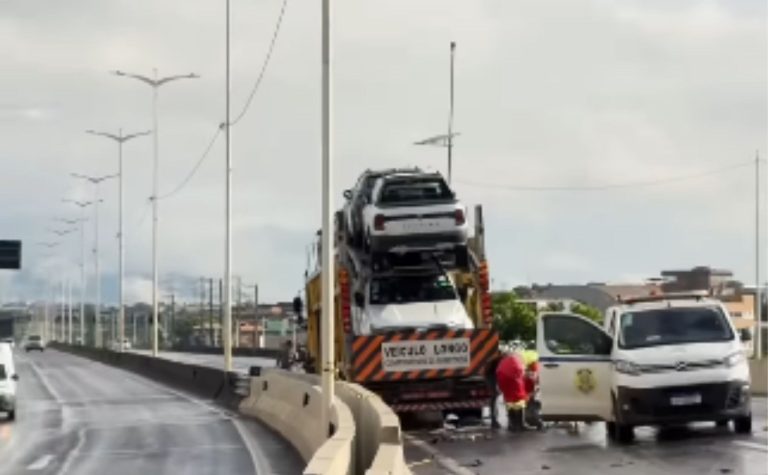 Acidente entre caminhão cegonha e moto deixa um morto na BR-101, em Cariacica