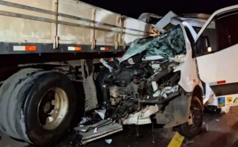 Acidente entre carreta e van com estudantes deixa um morto e 14 feridos no RS