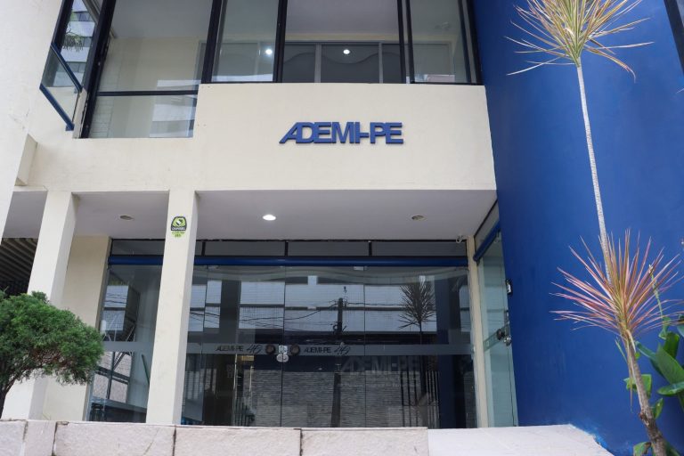 Ademi-PE discute segurança para carregadores de carros elétricos em prédios