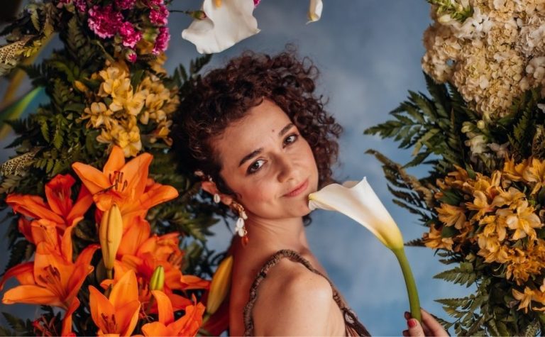 Aline Maria entre flores, espinhos e música em álbum