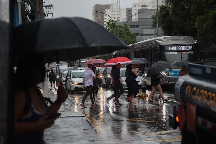 Aneel determina reforço na distribuição de energia em SP e no Rio após alerta de chuva severa