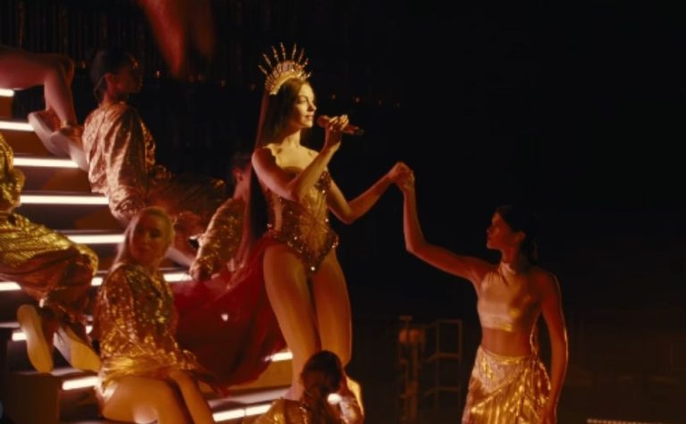 Anne Hathaway aparece como diva pop em trailer de novo filme