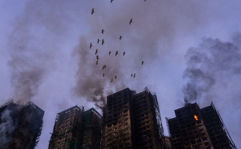 Ao menos 13 pessoas são presas após incêndio com mais de 150 mortos em Hong Kong