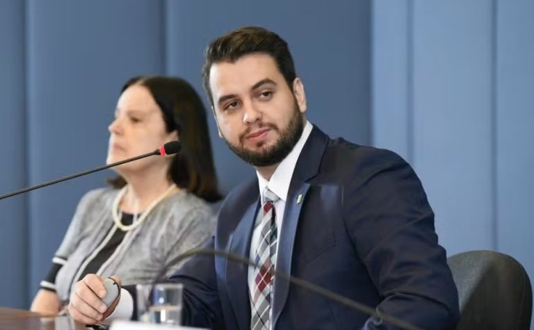 Após fuga de Silvinei, PF comunica Filipe Martins sobre prisão domiciliar