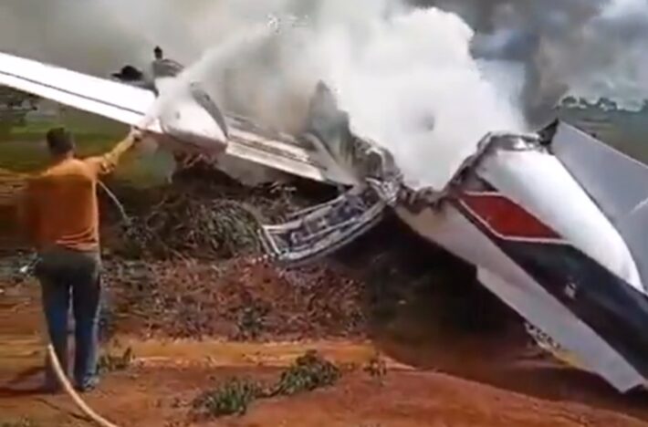 Avião que levava deputado federal e vereador faz pouso forçado e pega fogo em RO