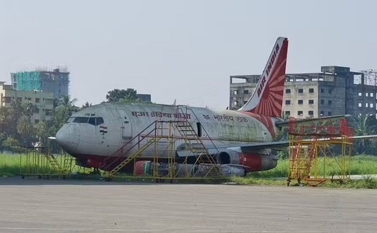 Avião que sumiu há 13 anos é encontrado abandonado em aeroporto na Índia