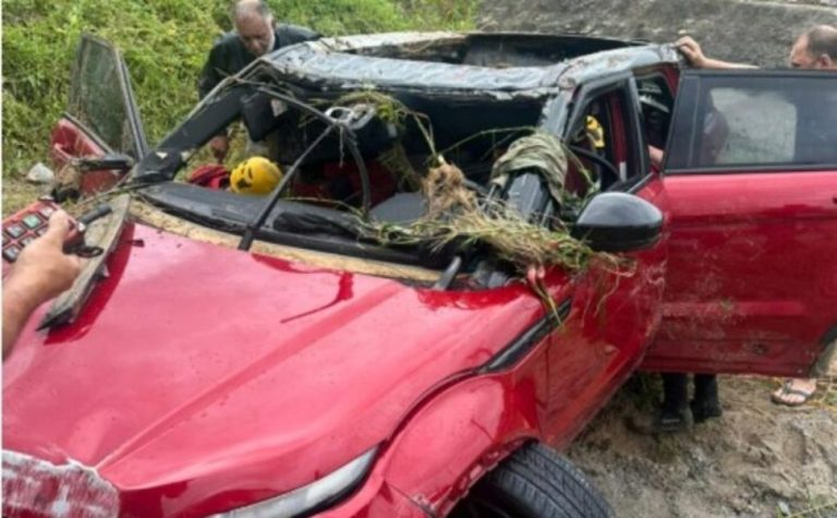 Bebê e casal de estrangeiros morrem após carro ser arrastado por enxurrada