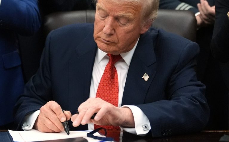 Trump anuncia estratégia para acabar com migrações em massa no mundo