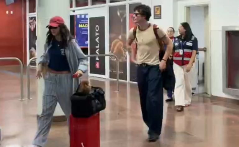 Bruna Marquezine e Shawn Mendes chegam juntos a Maceió