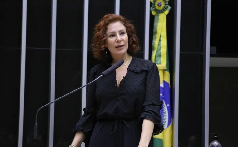Câmara salva mandato de Carla Zambelli