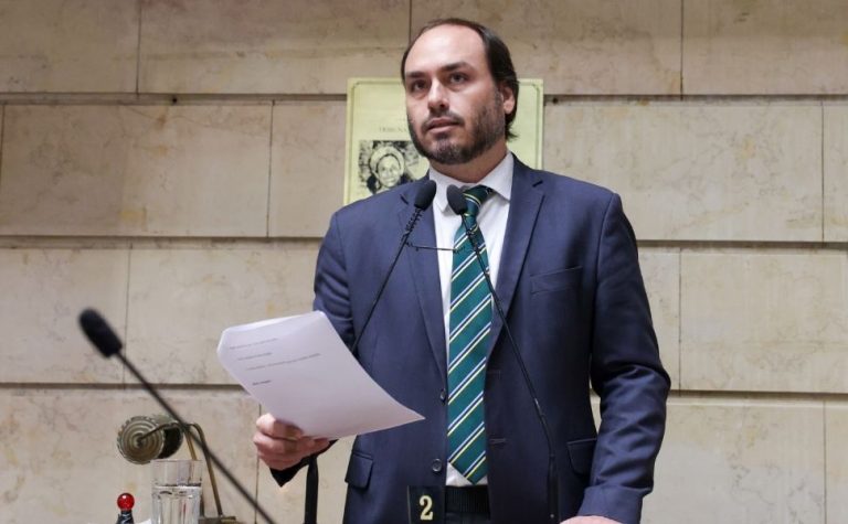 Carlos Bolsonaro anuncia renúncia do mandato de vereador pelo Rio e ida para SC