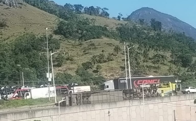 Carreta-cegonha tomba no viaduto da Ceasa e complica trânsito em Cariacica