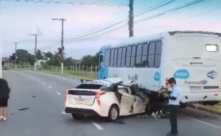 Carro de aplicativo atinge ônibus do Transcol e deixa feridos na Serra