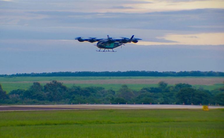 Carro voador da Embraer faz primeiro voo em SP