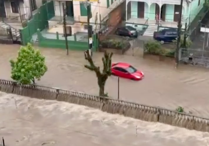 Chuvas fortes causam alagamentos e transtornos em Petrópolis, região serrana do Rio