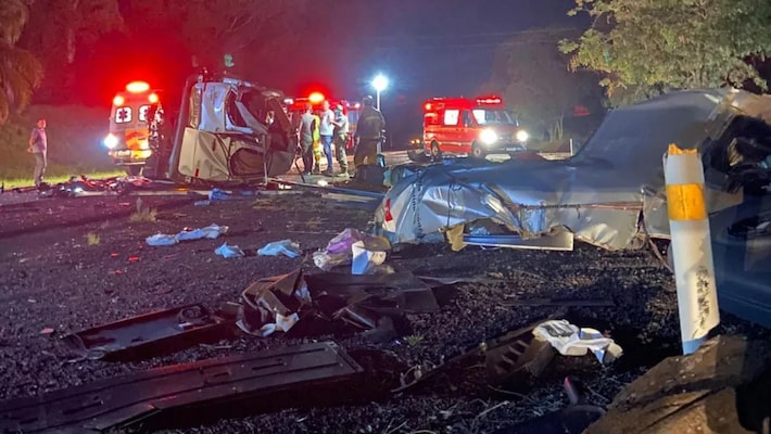 Colisão de caminhão e van deixa 5 mortos em rodovia no RS