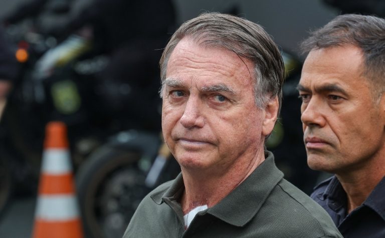 Começa cirurgia de Jair Bolsonaro para correção de hérnia
