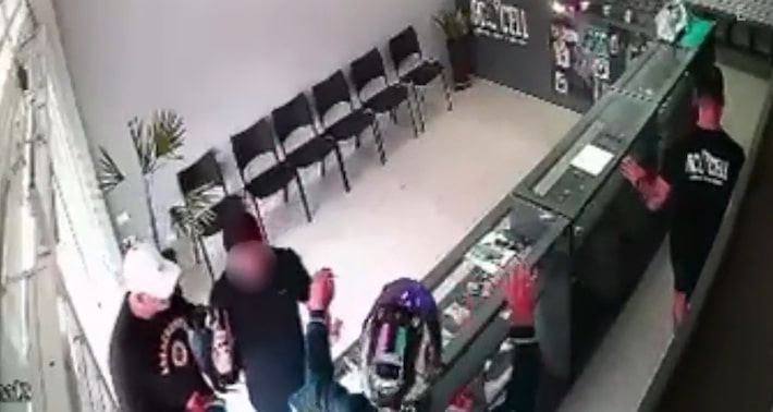 Comerciante reage a assalto em loja em Curitiba; suspeito e cliente morrem