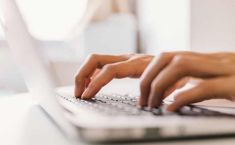 Como checar antecedentes criminais de um date? Plataformas fazem varredura