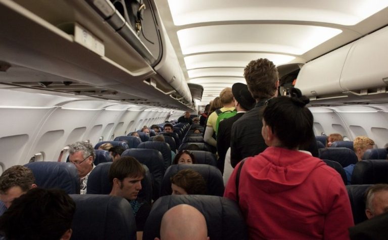 Contra escassez de mão de obra, empresas usam até avião para trazer profissionais