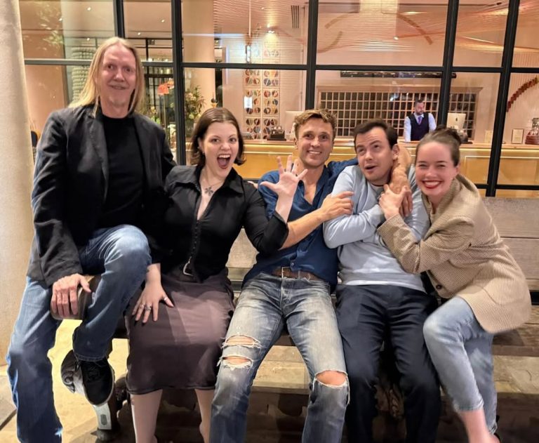 Elenco de ‘As Crônicas de Nárnia’ se reúne e recria foto após 20 anos