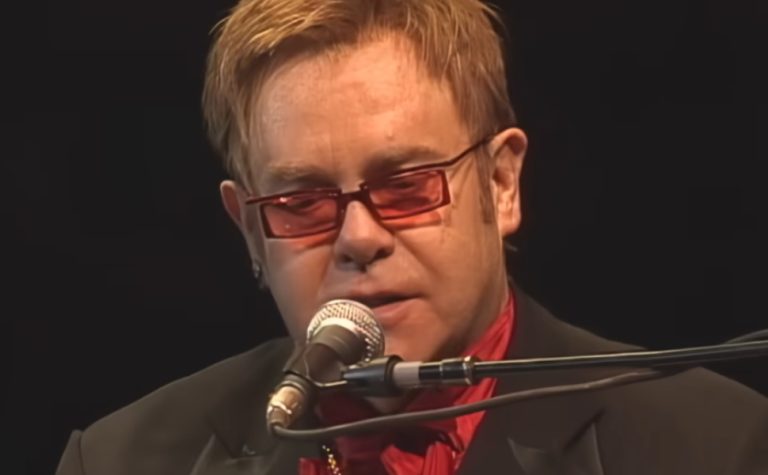 Elton John afirma que a sua perda de visão se agravou nos últimos meses