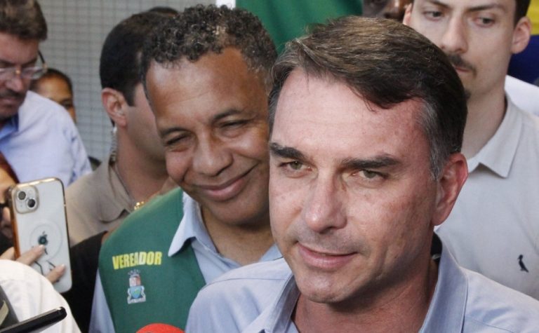 Em Vitória, Flávio Bolsonaro diz que Zema pode ser seu vice para 2026