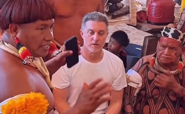 Em gravação com indígenas, Luciano Huck proíbe celular e roupa