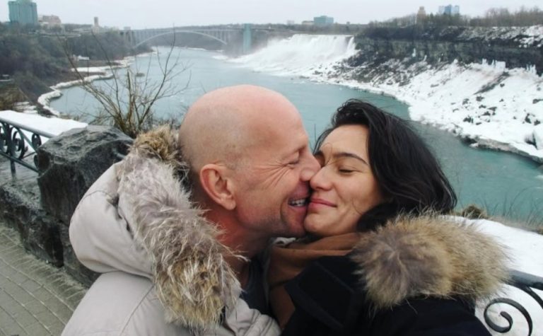Mulher de Bruce Willis conta como doença do ator mudou tradições da família