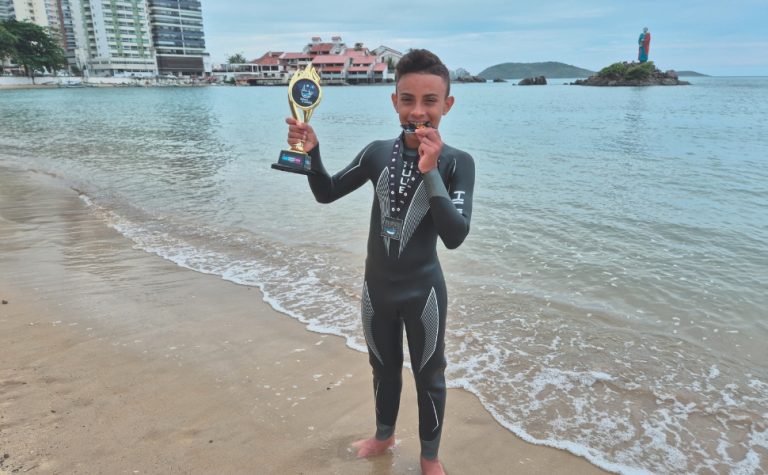 Estudante de 12 anos encara desafio e nada 15 km no mar