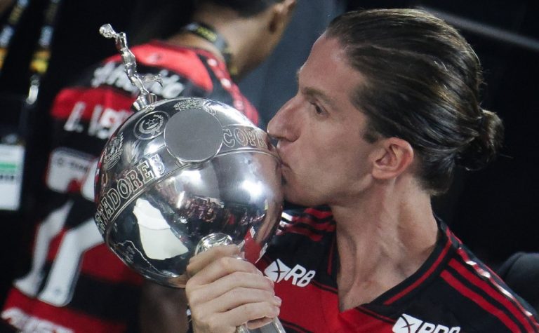 Filipe Luís chega a acordo com Flamengo, encerra novela e renova contrato até 2027