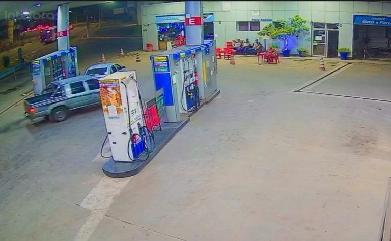 Frentista é atropelado e tem pernas quebradas em posto de combustíveis em Cariacica