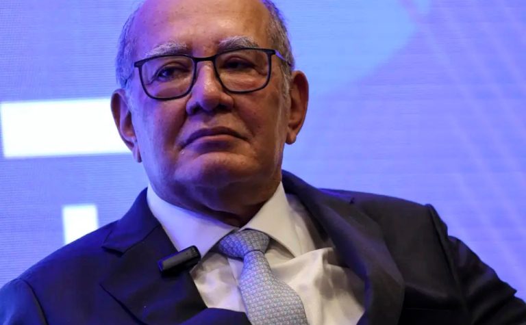 Gilmar nega pedido da AGU para reconsiderar decisão sobre impeachment