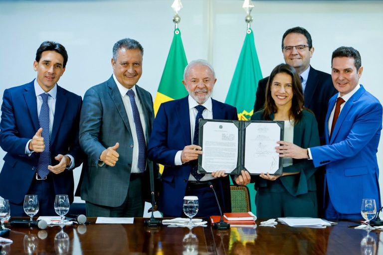 Governo Federal e de PE anunciam R$ 4 bilhões para reestruturar metrô do Recife